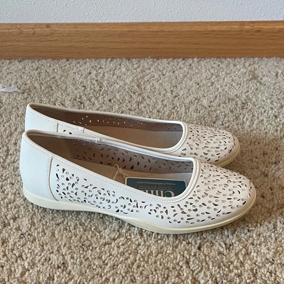 Cliffs Women's Cream Laser-Cut Ballet Flats Size 10 - Picture 4 of 5